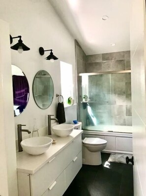 Sèche-cheveux, serviettes fournies, savon, papier toilette