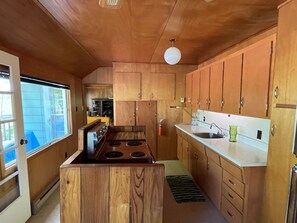 Fridge, microwave, oven, stovetop - Traditional Lake Muskoka Cottage (Gravenhurst)
