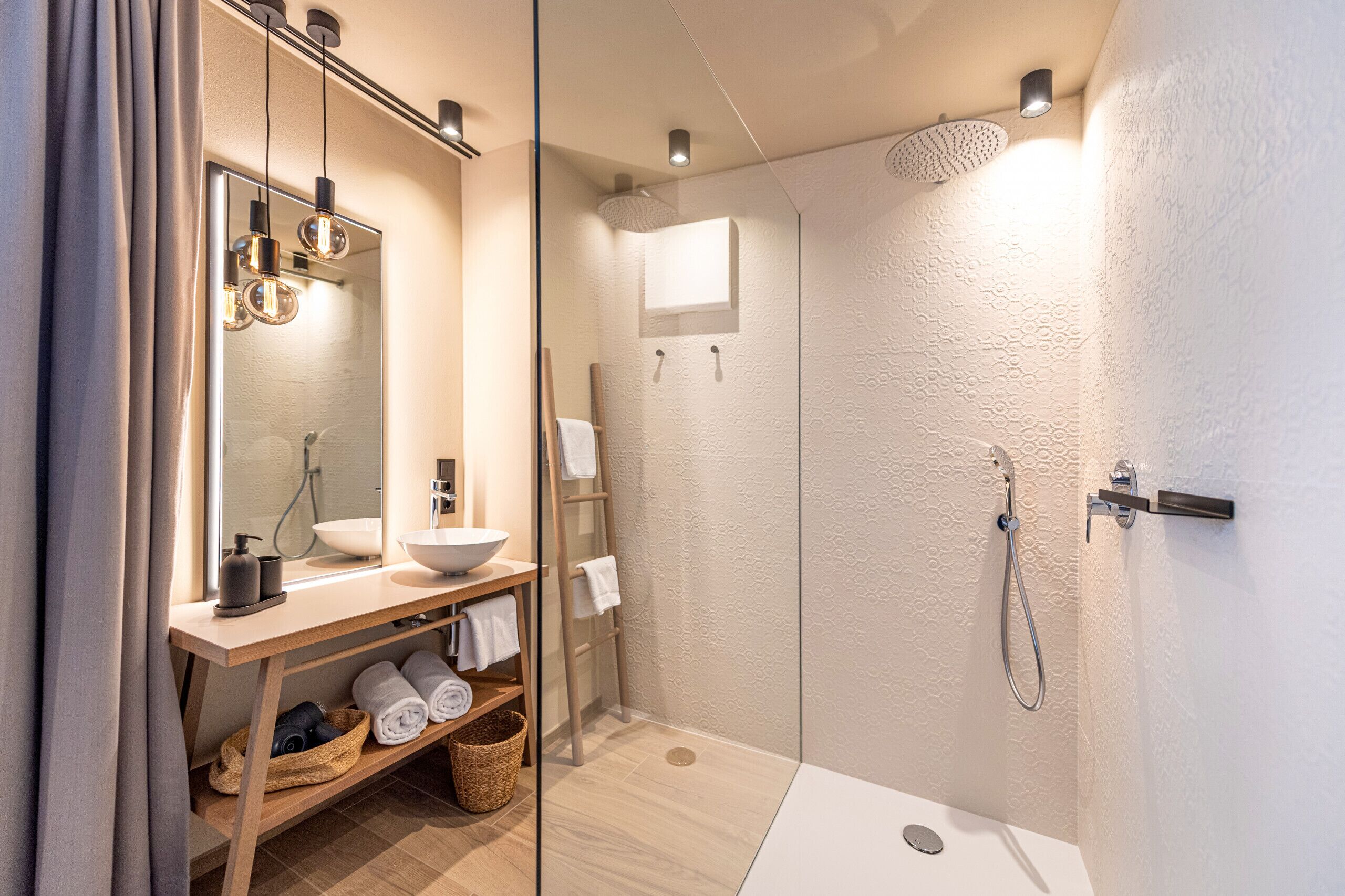 Een douche, handdoeken