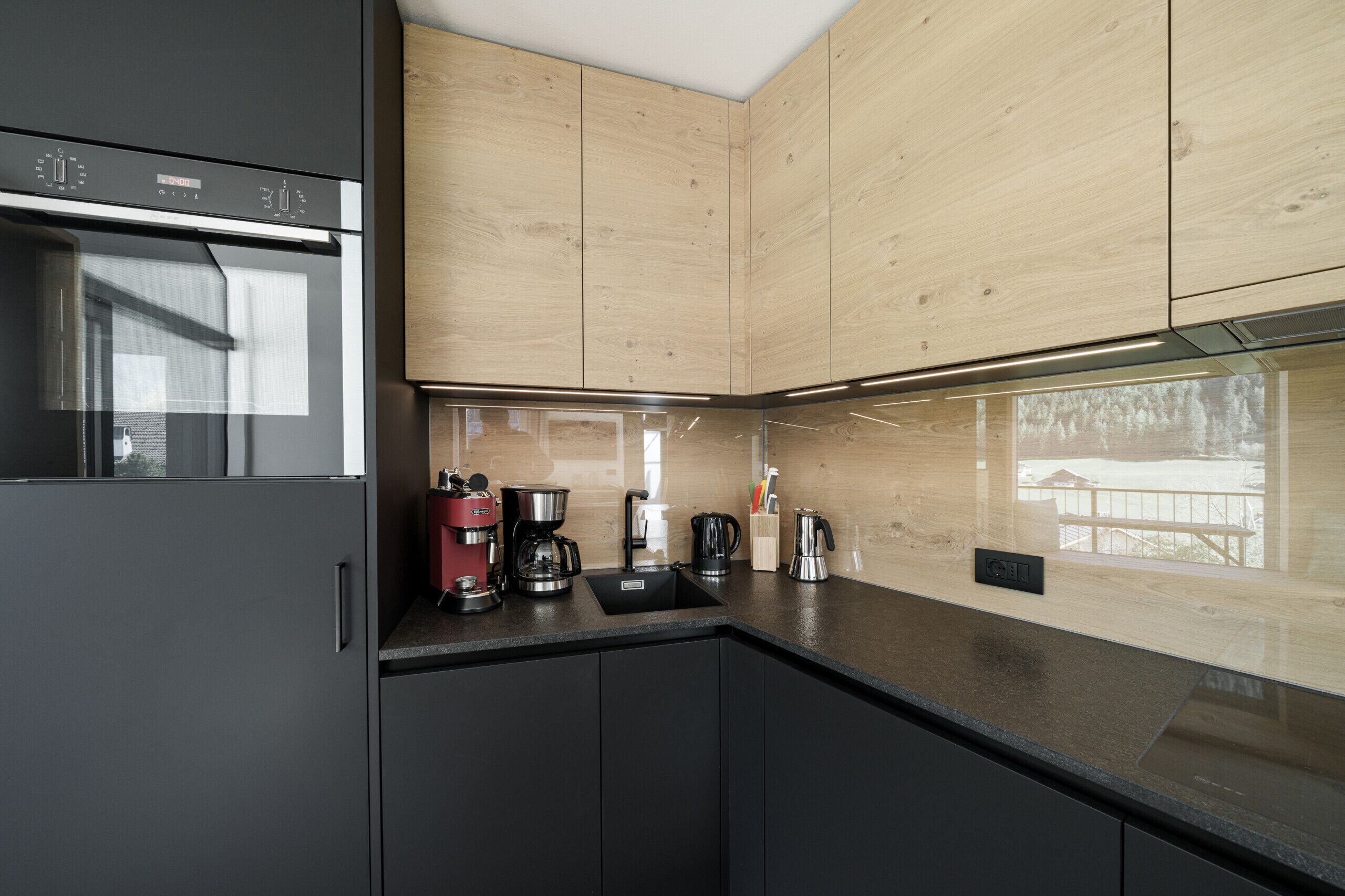 Kühlschrank, Ofen, Geschirrspüler, Wasserkocher mit Kaffee-/Teezubehör