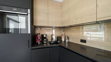 Kühlschrank, Ofen, Geschirrspüler, Wasserkocher mit Kaffee-/Teezubehör