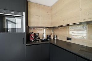 Fridge, oven, dishwasher, coffee/tea maker