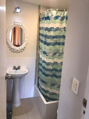 Douche, serviettes fournies, papier toilette