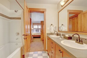 Combined shower/bathtub, hair dryer, towels, shampoo - Best Mountain Location, Amazing View, Hot Tub, True Ski-In/Ski-Out - CO406 (Copper Mountain)