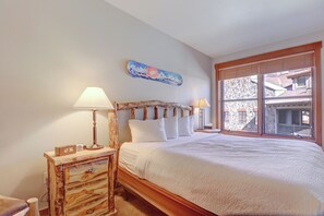 3 slaapkamers, een strijkplank/strijkijzer, gratis wifi, beddengoed