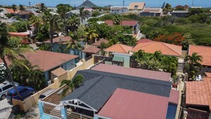 Un quartiere residenziale con case dotate di tetti in tegole rosse e pareti azzurrine.
