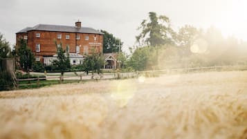 Edifici de maó amb un rètol que diu "Kedleston Country House".