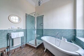 Klassieke tweepersoonskamer | Luxe beddengoed, bedden met traagschuimmatrassen