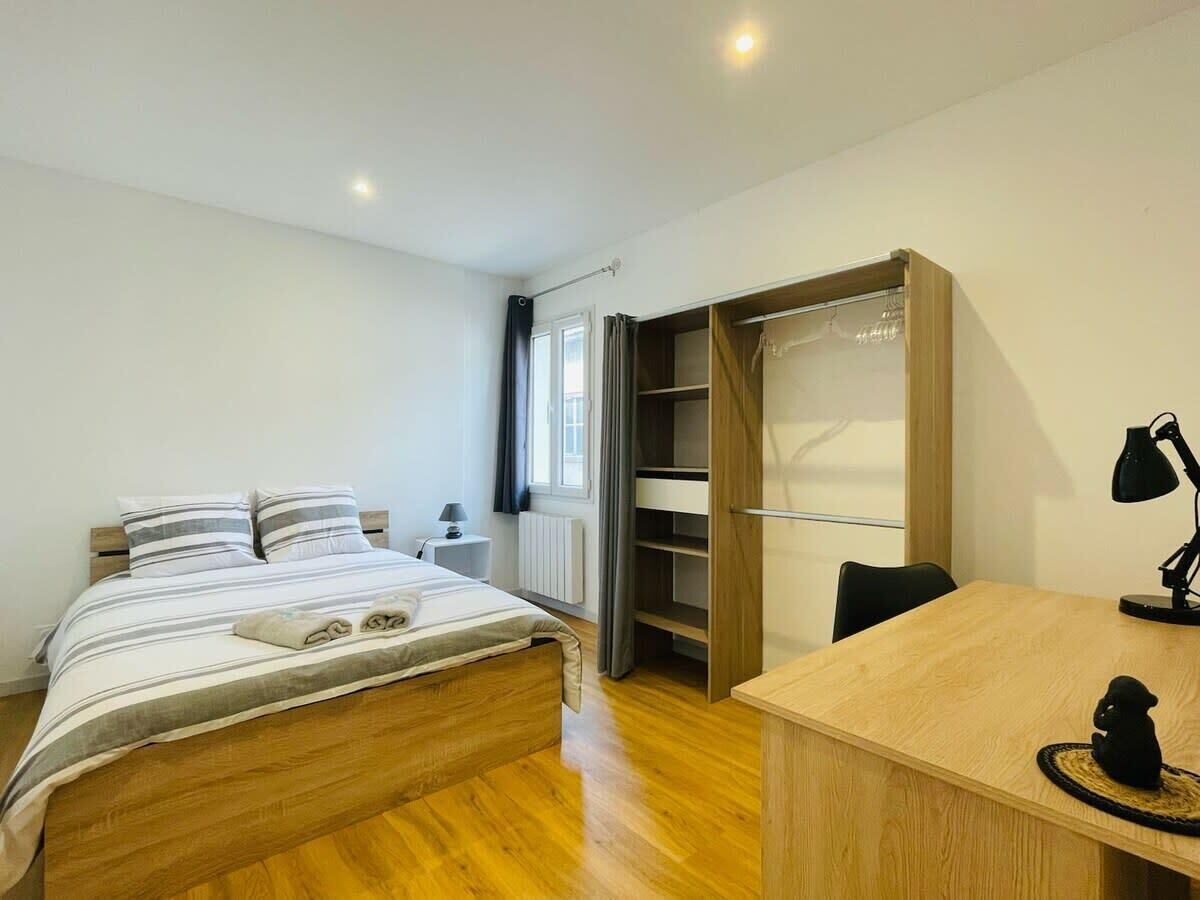 3 chambres, fer et planche à repasser, Wi-Fi, draps fournis