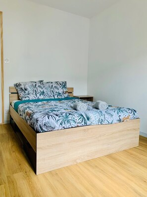 3 quartos, ferros/tábuas de passar roupa, Wi-Fi, roupa de cama