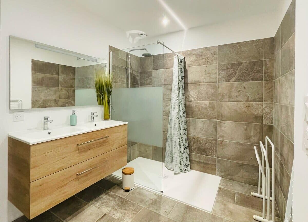 Dusche, Haartrockner, Handtücher