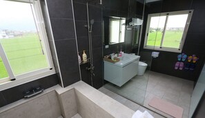 Klassieke kamer, meerdere bedden, uitzicht op bergen | Badkamer | Gratis toiletartikelen, een haardroger, pantoffels