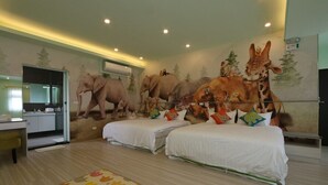 A hotel room with two beds, a mirror, and a mural of elephants and giraffes. - Wunuan ZOO Family Homestay (Jiaoxi)