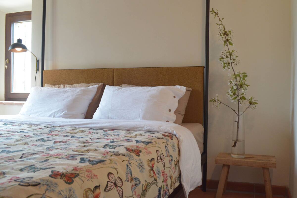 Suite Deluxe, 1 letto king, balcone, vista vigneti | 1 camera, biancheria da letto di alta qualità, minibar
