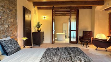 Suite Deluxe, 1 letto king, terrazzo, vista vigneti | Biancheria da letto di alta qualità, con stile personalizzato