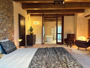 Suite Deluxe, 1 letto king, terrazzo, vista vigneti | Biancheria da letto di alta qualità, con stile personalizzato