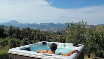 Bañera de hidromasaje al aire libre