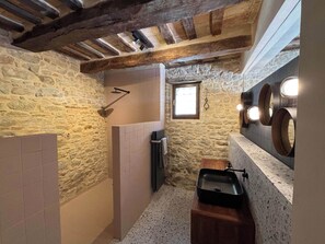 Suite Junior, 1 letto king, terrazzo, vista collina (Conero Junior Suite) | Bagno | Asciugacapelli, bidet, sapone, shampoo