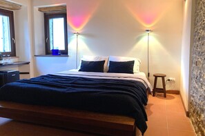 Rom – deluxe, 1 kingsize-seng, aircondition, utsikt mot vingård | Sengetøy av topp kvalitet, minibar og individuelt dekorert