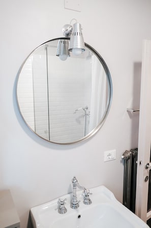 Dusche, Haartrockner, Bidet, Toilettenpapier