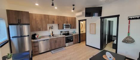 ثلاجة، ميكروويف، فرن، موقد طهي مسطح