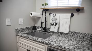 Micro-ondes, four, plaque de cuisson, lave-vaisselle