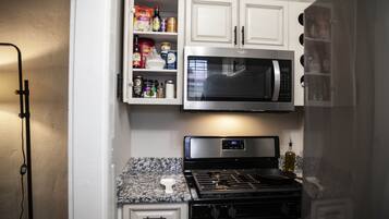 Micro-ondes, four, plaque de cuisson, lave-vaisselle