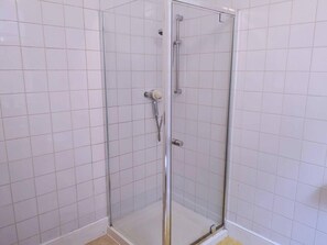 Apartment | Bathroom | Shower, towels - Cosy 1 Bed Flat Hideout in North London (London)