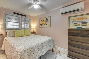1 bedroom, desk, Internet, bed sheets - 1 min walk to Beach! North Myrtle Beach Condo (North Myrtle Beach)