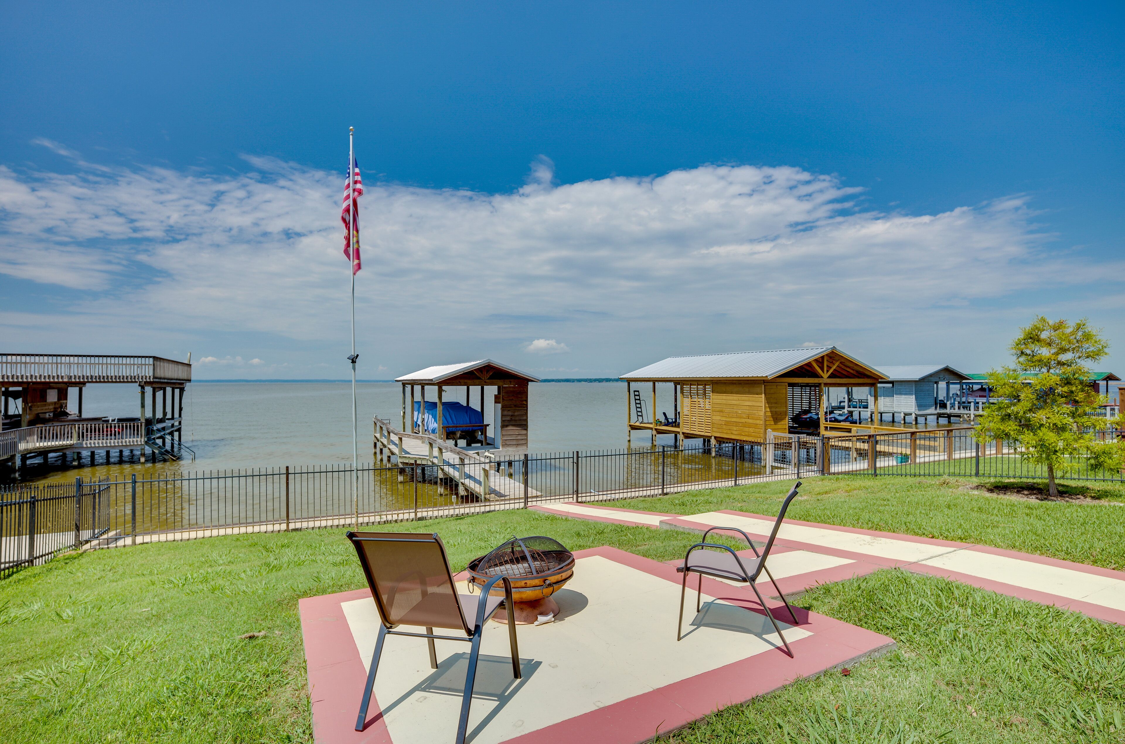 Home on Lake Livingston w/ Deck & 2 Fire Pits!