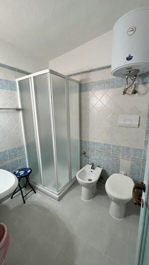 Douche, sĂšche-cheveux, bidet, serviettes fournies