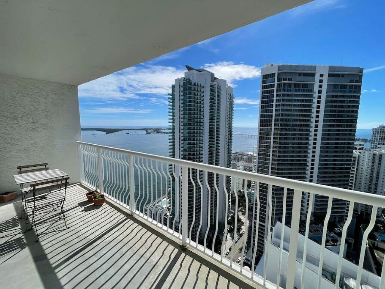 Huoneisto | Ylelliset vuodevaatteet, yksilöllisesti sisustettu