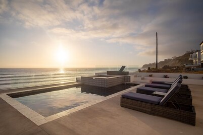 Luxury Beachfront Villa: Ocean Views / Private Pool & Spa - 30 secs to Beach!
