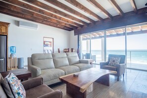 Smart TV, chimenea y libros 