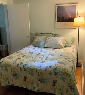 2 bedrooms, free WiFi, bed sheets - Cozy Summer Home Sleeps Up To 7 Within 5 Minutes Of Lake Michigan (Ludington)