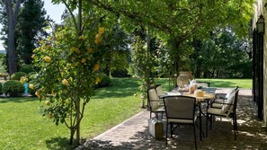 Outdoor dining - Villa Paesante 8, Emma VIllas (San Miniato)
