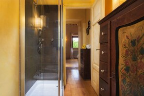 Badewanne, Haartrockner, Bidet, Handtücher