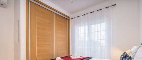 2 bedrooms, iron/ironing board, free WiFi