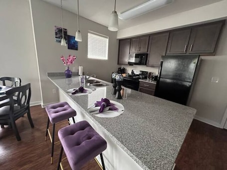 Fridge, microwave, oven, stovetop. Luxe King Bd W Resort Amenities