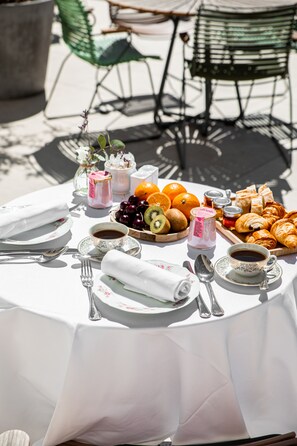 Café da manhã feito na hora todos os dias mediante uma taxa
