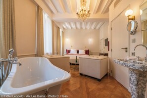 Premium bedding, memory foam beds, minibar, in-room safe - Belle Epoque  (Aix-les-Bains)