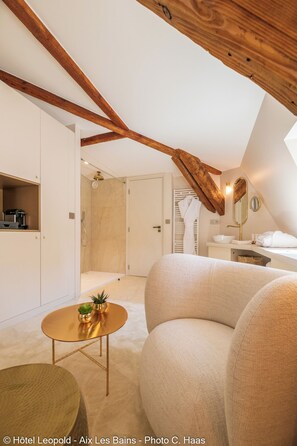 Ropa de cama de alta calidad, colchones con efecto memoria y minibar 