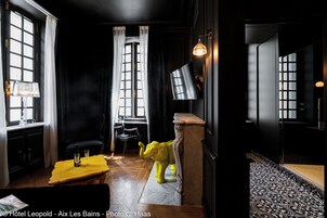 Ropa de cama de alta calidad, colchones con efecto memoria y minibar 