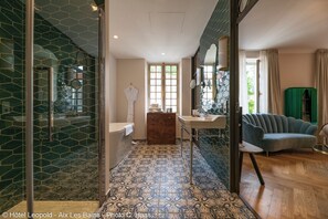 Premium bedding, memory foam beds, minibar, in-room safe - Belle Epoque  (Aix-les-Bains)