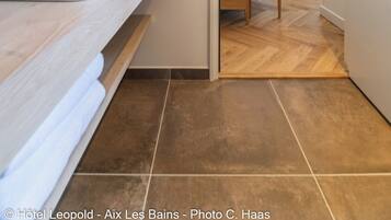 Hochwertige Bettwaren, Betten mit Memory-Foam-Matratzen, Minibar