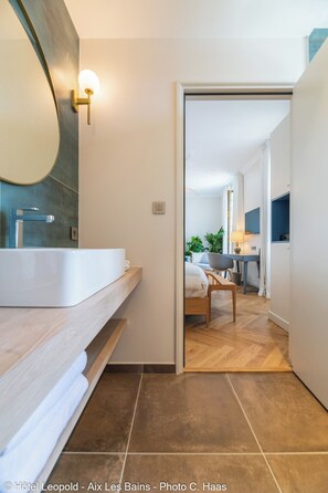 Ropa de cama de alta calidad, colchones con efecto memoria y minibar 