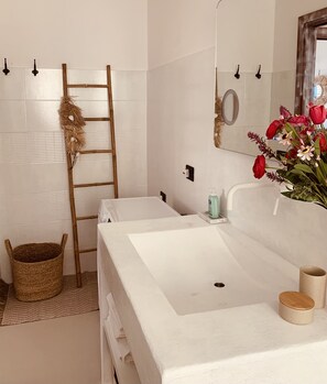 Douche, sĂšche-cheveux, bidet, serviettes fournies