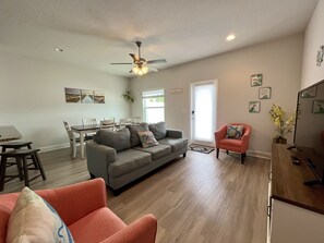 Smart TV - King BED, Bunk Room,Free Parking, Community Pool, Super close to Beach (Panama City Beach)