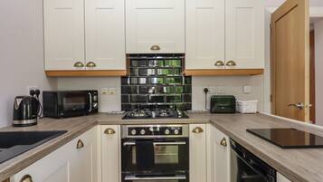 冰箱、洗碗机、电热水壶、烤面包机