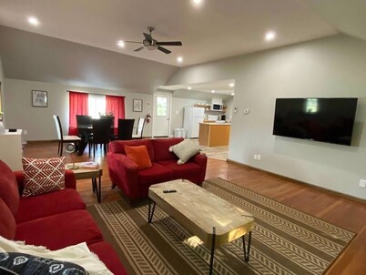 ENTIRE 2-BEDROOM TOWNHOUSE ON A RUSTIC FARM, 20 Minutes from GrandBend!
